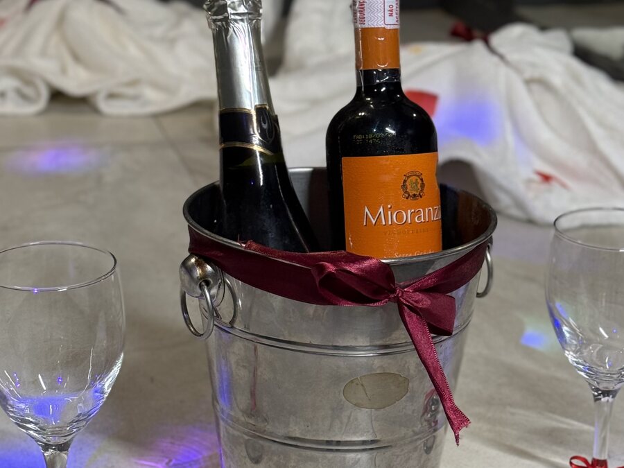 Espumante e vinho gelando na suíte