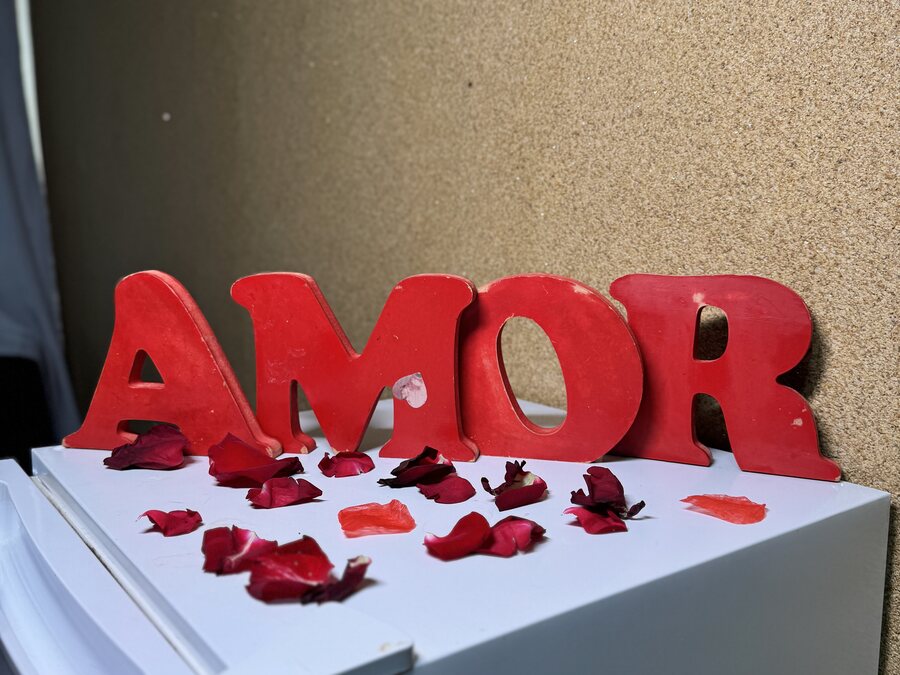 Decoração romântica com pétalas