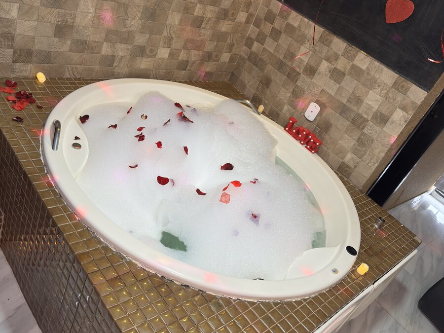Banheira de hidromassagem com pétalas