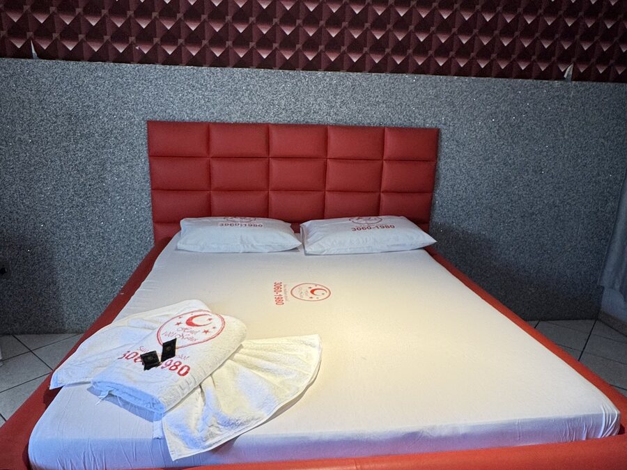 Cama com decoração romântica