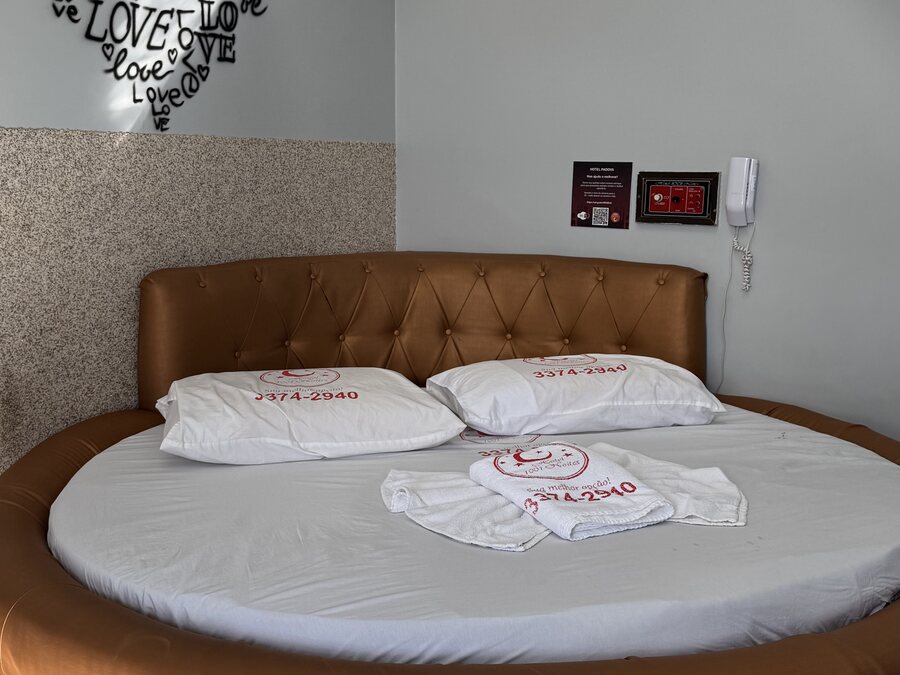 Cama com decoração romântica